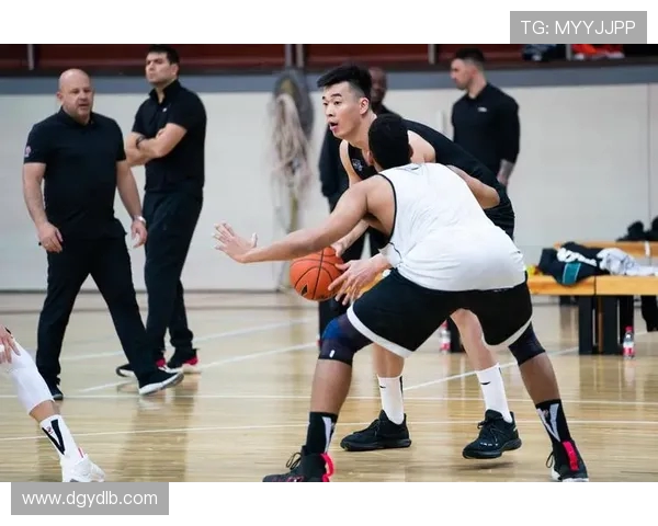 青岛男篮记录青年队课堂时刻数学课里也在锻造篮球未来新力量成长
