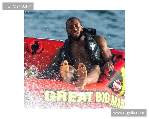 回到湾区先出海克莱社媒更新与女友同船展现运动员生活休赛期状态